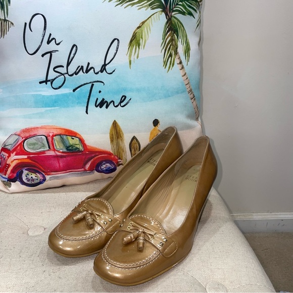 Stuart Weitzman Shoes - Stuart Weitzman moccasin pump Gold leather Heels Size 8W Women'S